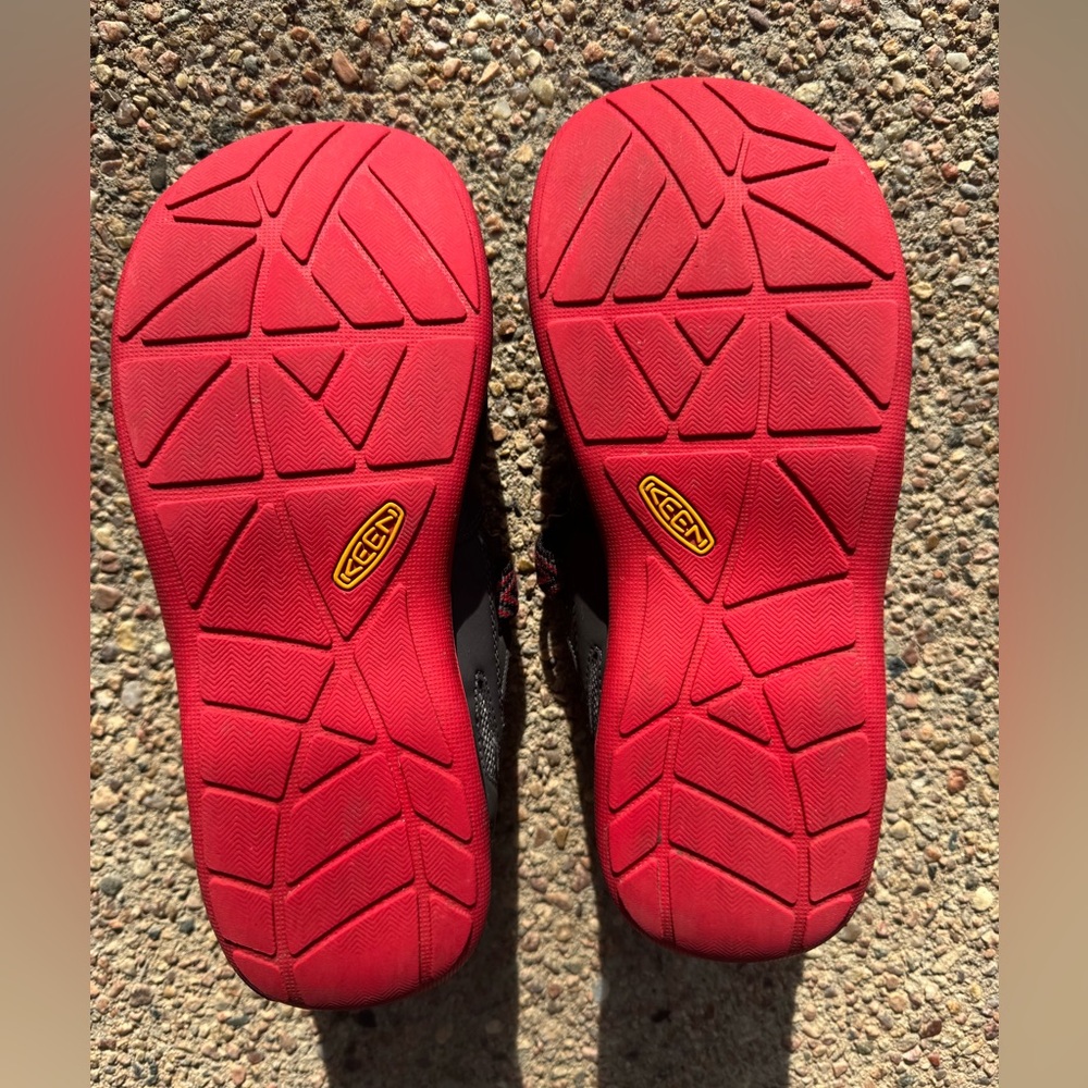 LUC Keen Kids SZ. 5 big kids Gray Sneakers with Reds slip on arch support - Picture 2 of 9